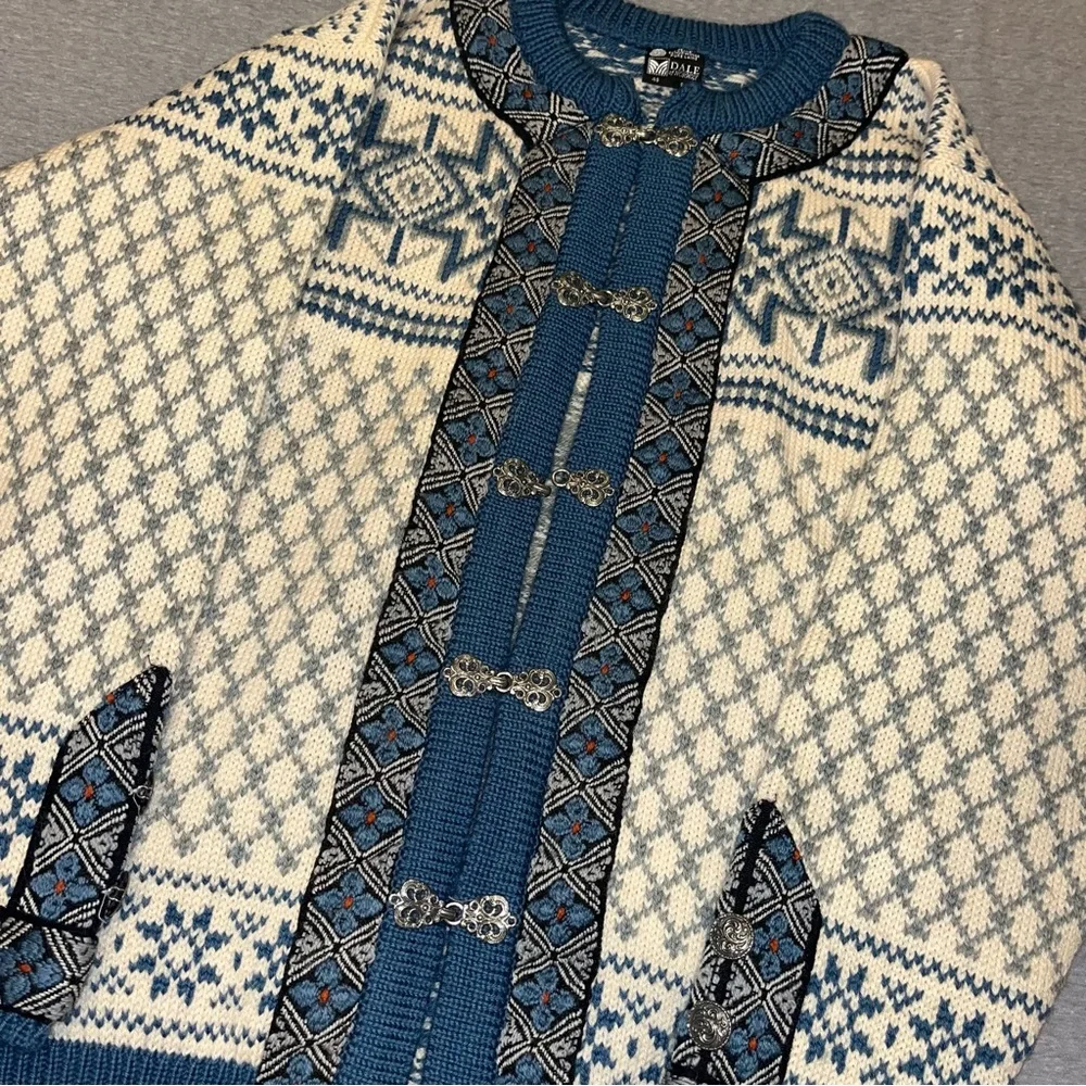 Vintage Dale of Norway blue and white sweater - Picture 2 of 9